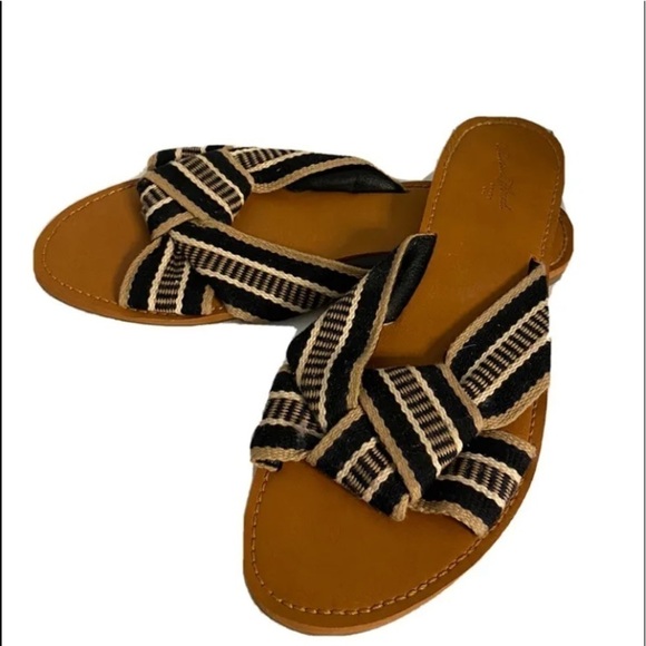 Universal Thread Women's Sandals Fabric Straps Brown Beige White Slip On Size 8. - Picture 1 of 5